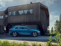   Audi e-tron     