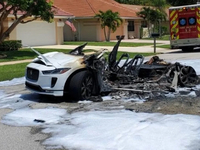 Электрокар Jaguar I-Pace загорелся и полностью сгорел просто стоя в гараже