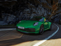 Porsche представил новый облегченный спорткар 911 Carrera T