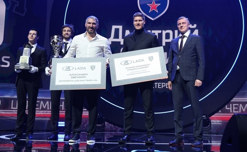 АвтоВАЗ вручил две Niva Travel KHL легендам хоккея